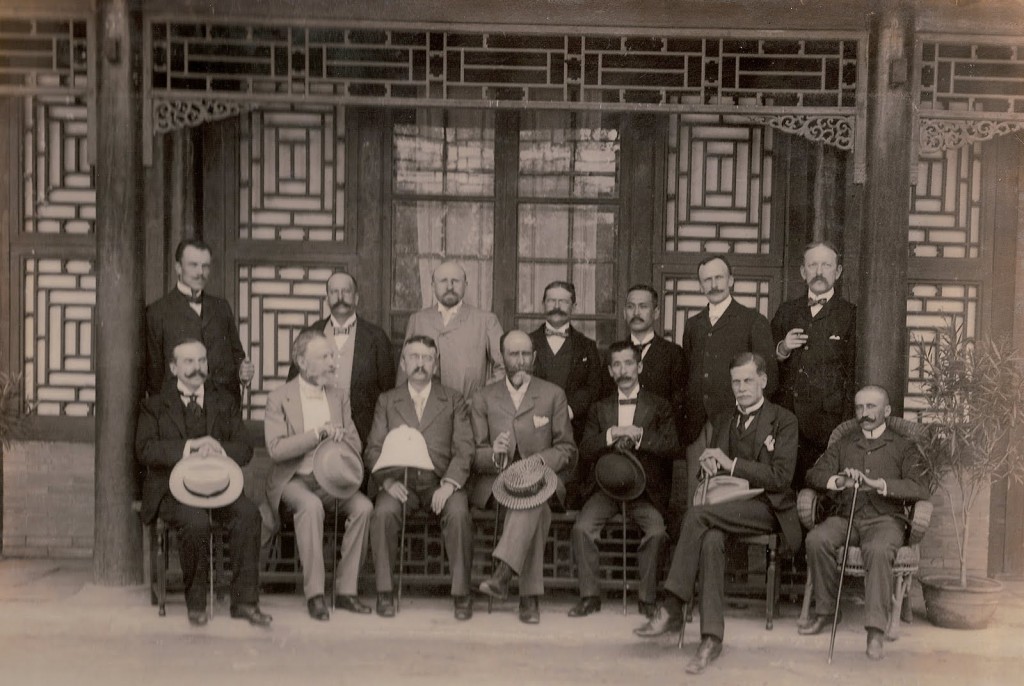 Bernardo Cólogan y los representantes de las potencias occidentales en la  embajada de España (1901)