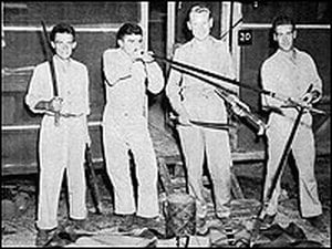 Practicando con las cerbatanas de los dayak