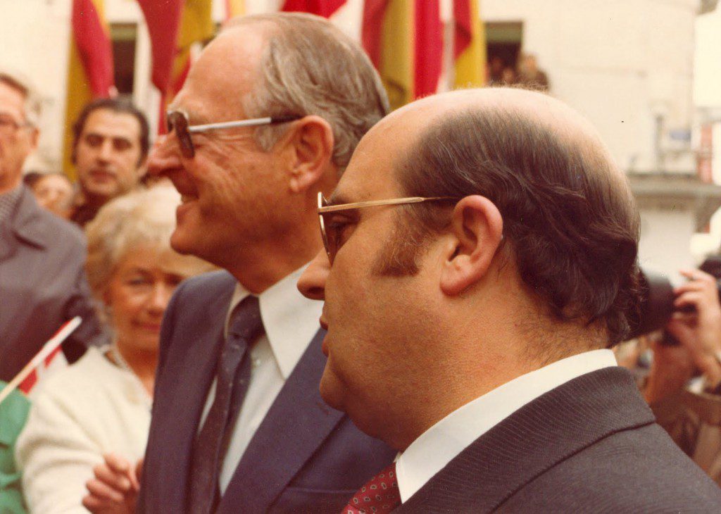 Firma Paz Huéscar El Embajador y el Alcalde