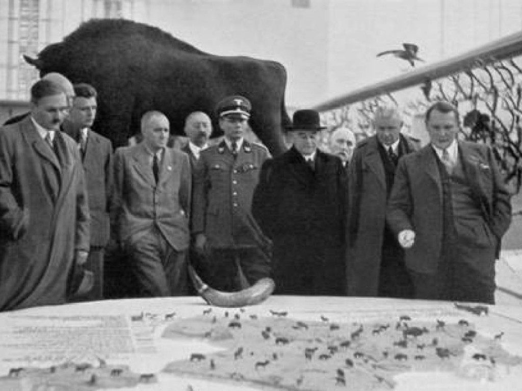 Lutz a la izquierda y Göring a la derecha observan mapa de Bialowieza