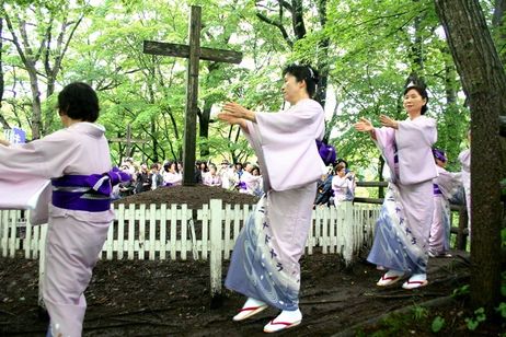 Lugareñas bailan en el "festival de Cristo"