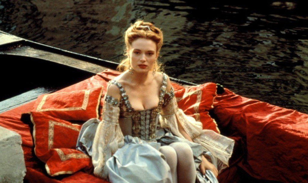  Catherine McCormack interpretando a Verónica Franco en "Dangerous Beauty"